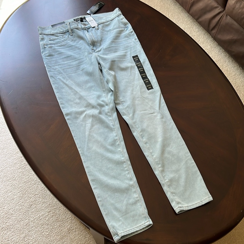 NWT Banana Republic SUPER-STRETCH LIGHT WASH LEGGING-FIT JEAN Size 29/8